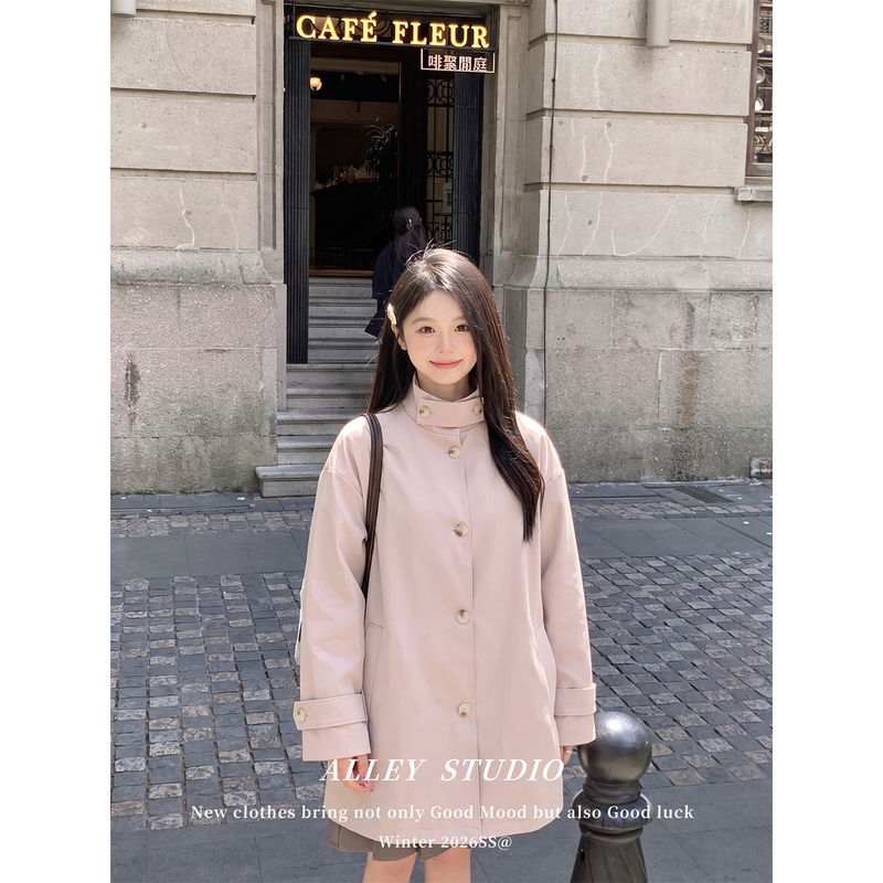 Korean-Style Retro Relaxed Outfit, Pink Stand-Collar Trench Coat for Women, Early Autumn Hot Item, Super Stylish Short Long-Sleeved Jacket Korean-Style Retro Relaxed Outfit, Pink Stand-Collar Trench Coat for Women, Early Autumn Hot Item, Super Stylish Short Long-Sleeved Jacket