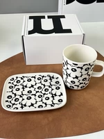 Маленькая подарочная коробка для кружки с черным дном и белым цветком