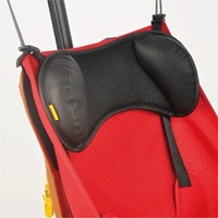 Регулируемый по высоте подголовник из черной кожи.