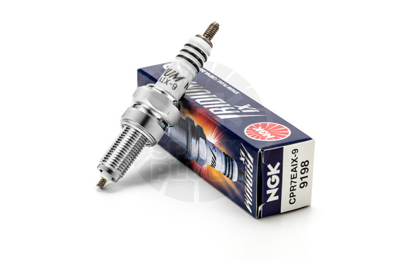Motorcycle spark plug CPR7EA-9 suitable for GW250 DL250 GSX250R UU125 UY125 split line 125