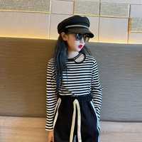 Черно -белый полосатый топ