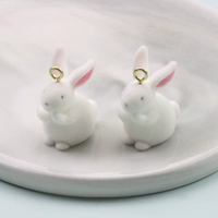 Стоящий маленький белый кролик