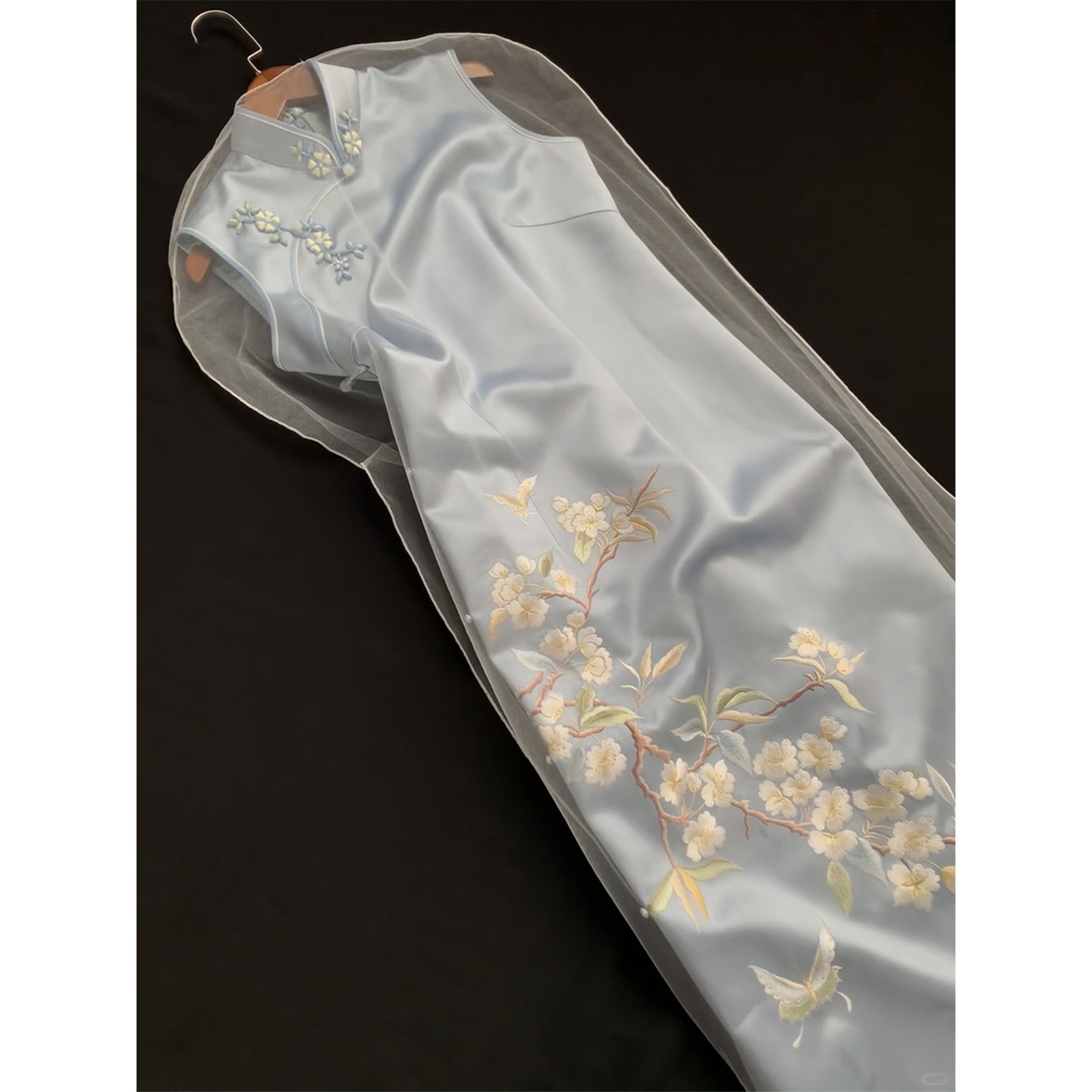 Новый улучшенный китайский стиль cheongsam 2026, новое платье для помолвки, дизайнерское платье для тостов, вышитое атласное платье без рукавов