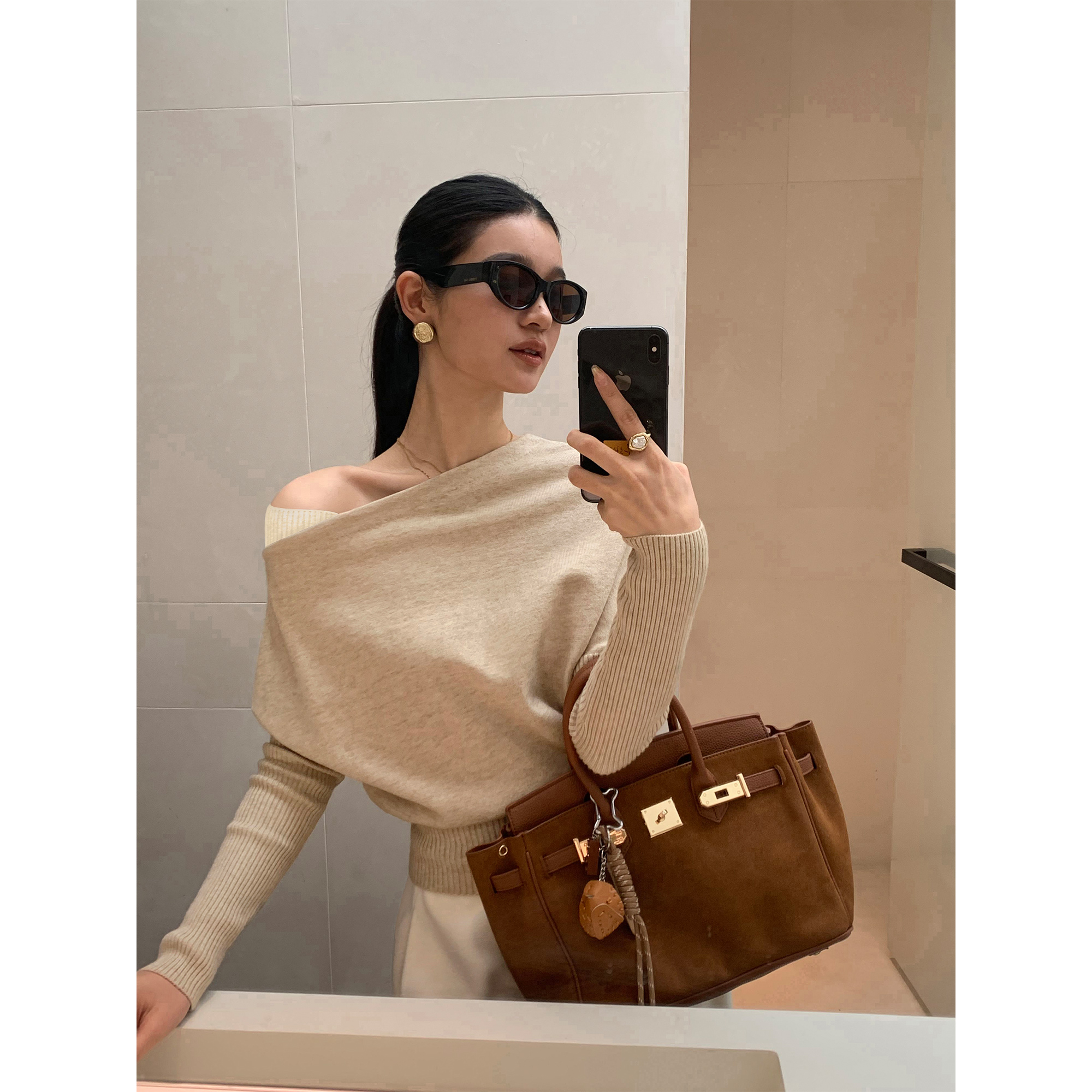 プシュメデ斜め肩スプライスオフショルダーセーター、レディースアウターウェアとして着用、コントラストカラーデザイン、プルオーバーセーター、気質トップス