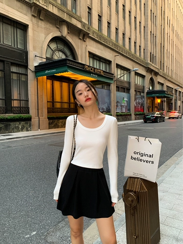 Черный весенний летний приталенный лонгслив, приятный телу трикотажный свитер