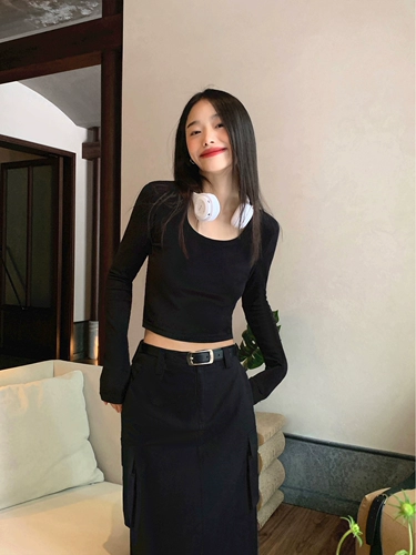 Черный весенний летний приталенный лонгслив, приятный телу трикотажный свитер