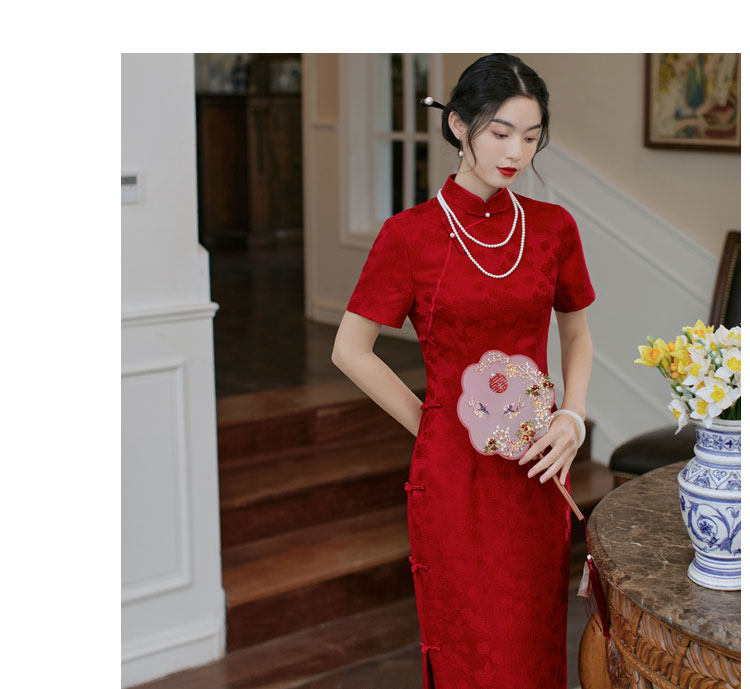 レッド 意歓 浮き彫りジャカード 低スリット 飾りボタン チャイナ