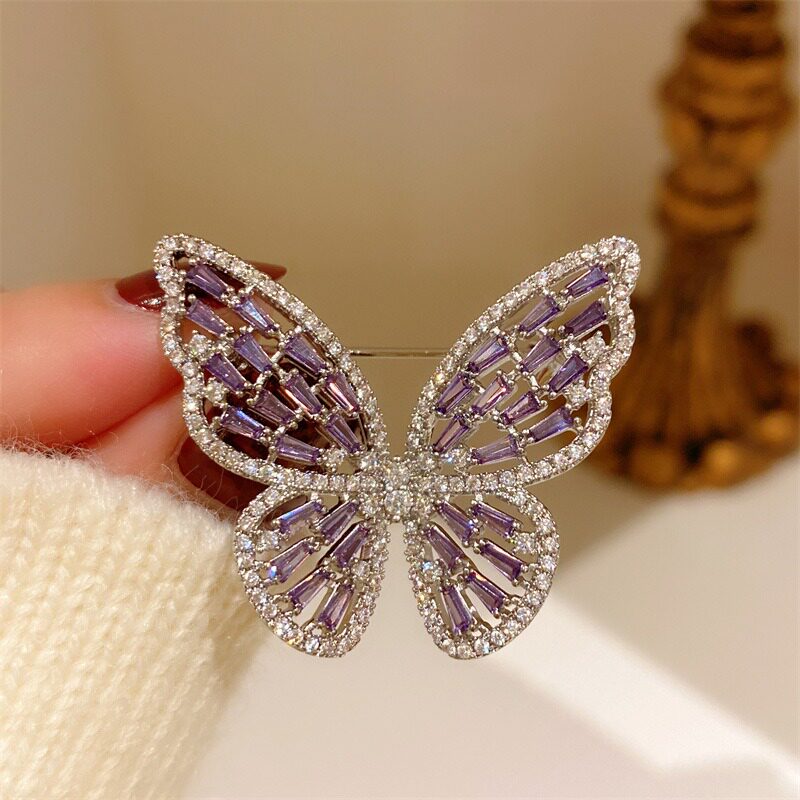 Sparkling rhinestone openwork butterfly brooch for women, summer dress pin, suit jacket corsage, anti-exposure pin.