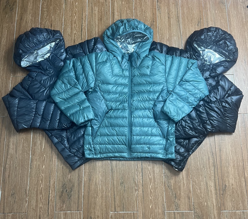 Japanese Style Lightweight Glossy Tear-Resistant Fabric Hooded Goose down Ribbed down Jacket (with Storage Bag) Japanese Style Lightweight Glossy Tear-Resistant Fabric Hooded Goose down Ribbed down Jacket (with Storage Bag)