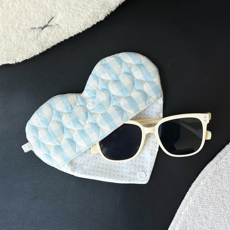 Blue Checkered Heart-Shaped Glasses Pouch, Portable Fabric Anti-Drop and Anti-Wear Glasses Case, Niche Ins-Style Eyewear Cover Small Bag