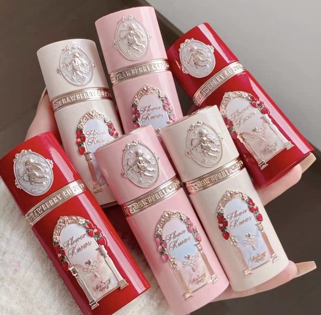 Flower Knows Strawberry Cupid Liquid Blush Enhances Natural Complexion and Modifies Facial Features