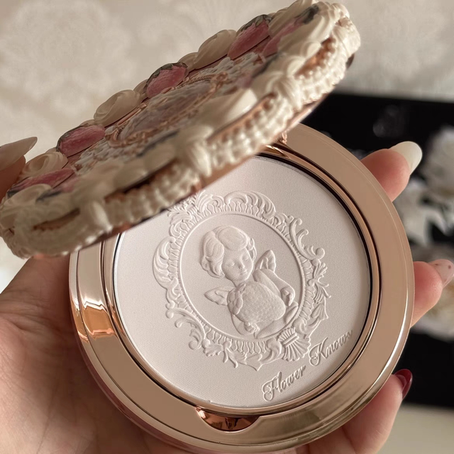Flower Knows Strawberry Cupid Cake Shell Pearl Powder Compact for Setting Makeup, Brightening, Oil Control, Loose Powder for Dry and Oily Skin, Base Makeup