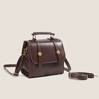 Коричневая доставка с длинным плечевым ремнем может быть отрегулирован