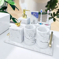 Шесть -набор чернил и белых больших поддонов