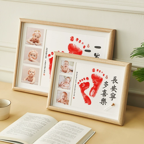 Один год, один -лежащие руки и сувениры с участием, малышка, руки и ноги.