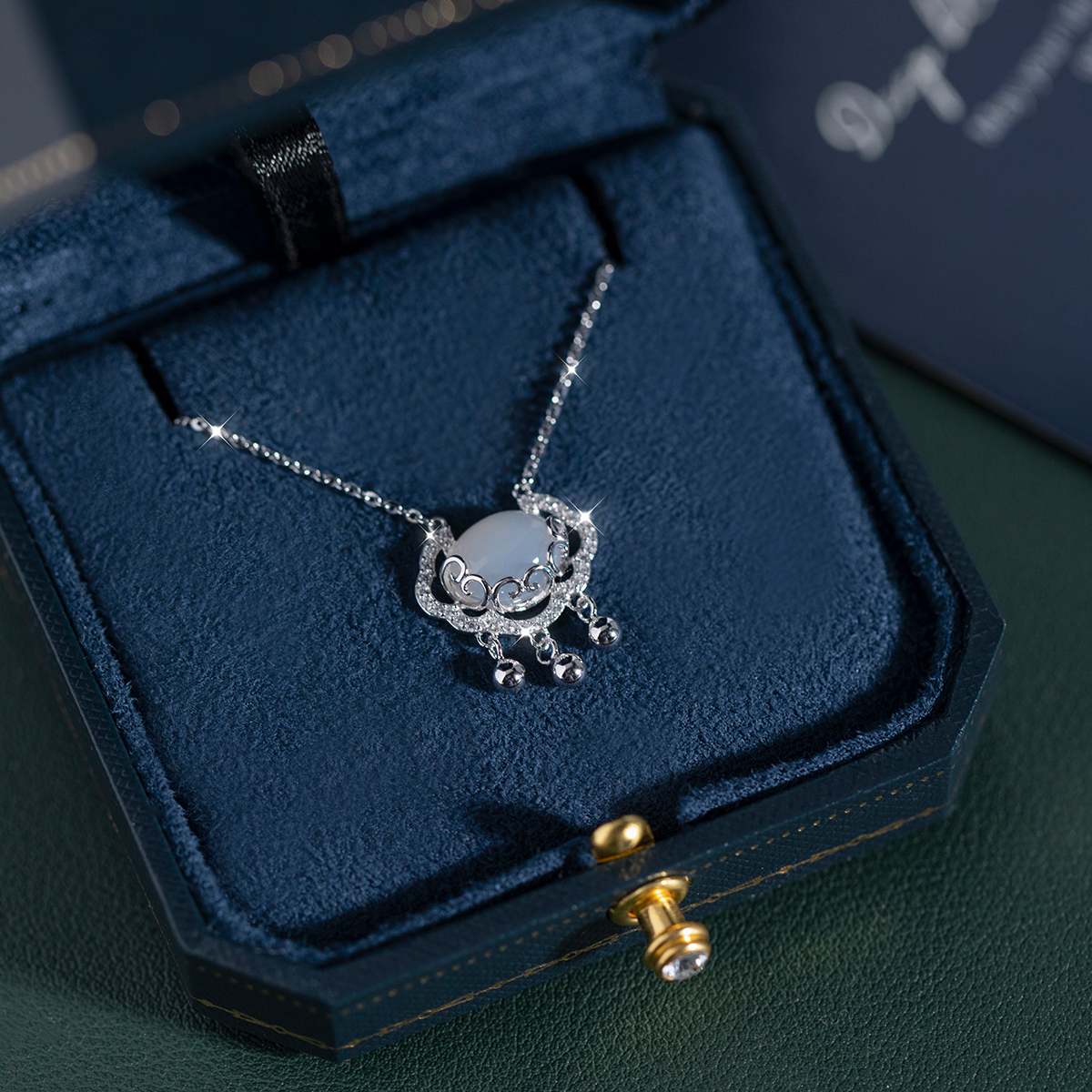 和田翡翠のピースロックネックレス（女性用）999スターリングシルバー製　彼女への誕生日プレゼントに高級ギフト