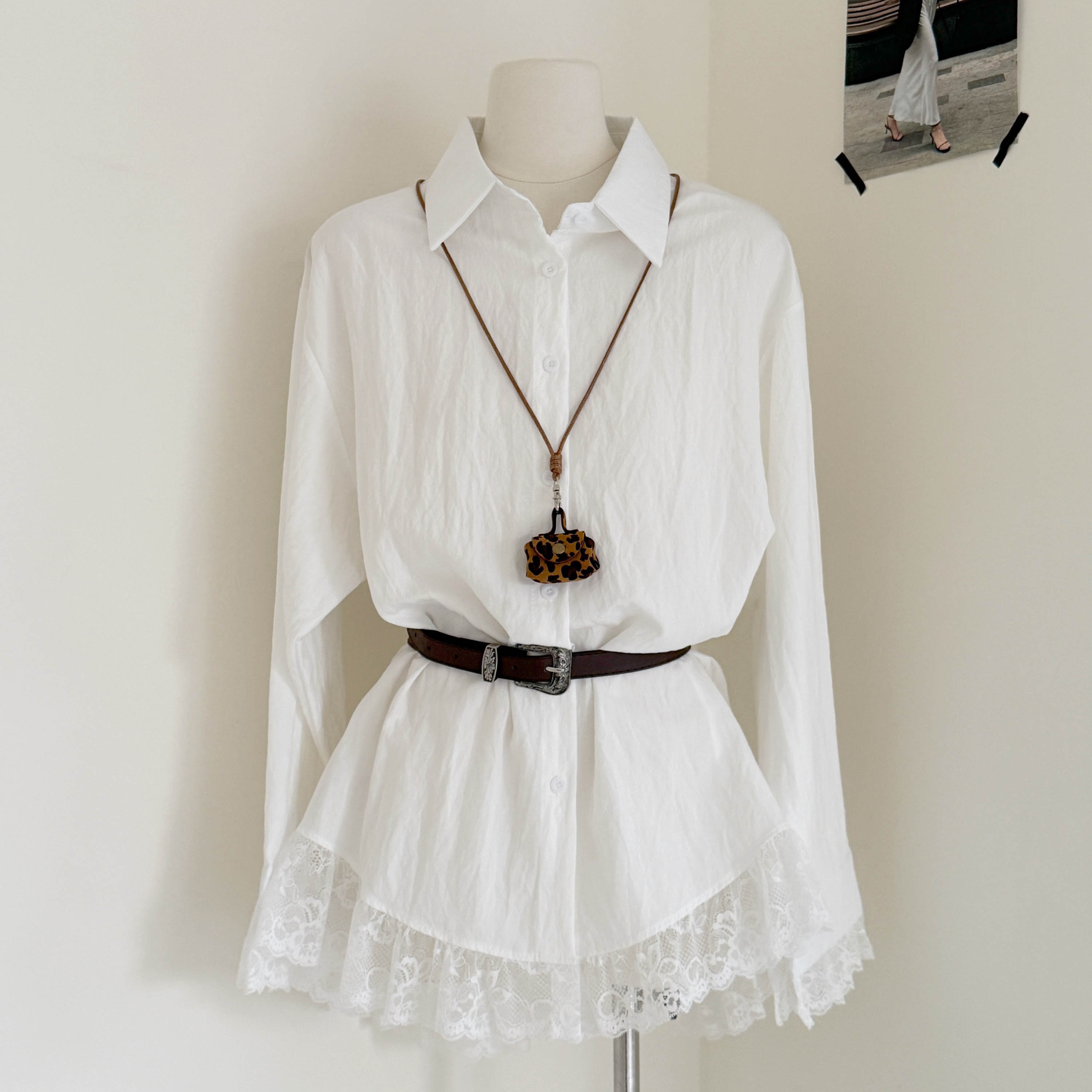 Кружевная строчка по низу белой рубашки женская осень 2025, новая высококлассная темпераментная корейская версия маленькой шикарной блузки