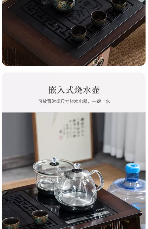 Phòng trà nhỏ có cửa sổ lồi với bàn trà, bàn trà thấp chiếu tatami, ban công gấp, bàn kang sàn, khay trà và ấm đun nước tất cả trong một