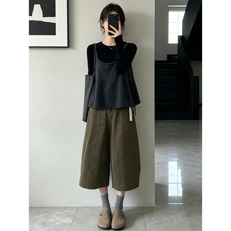 Petite Korean Style Outfit with a Relaxed and Casual Feel, Suitable for Commuting, Featuring a Gray Camisole Layered with a Wide-Leg Pants Set for Women