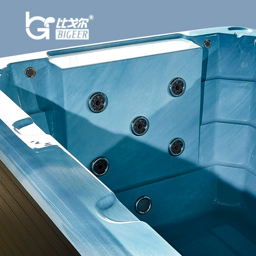 Бесконечный бассейн удобный серфинг вилла сад на открытом воздухе дома в помещении и на открытом воздухе