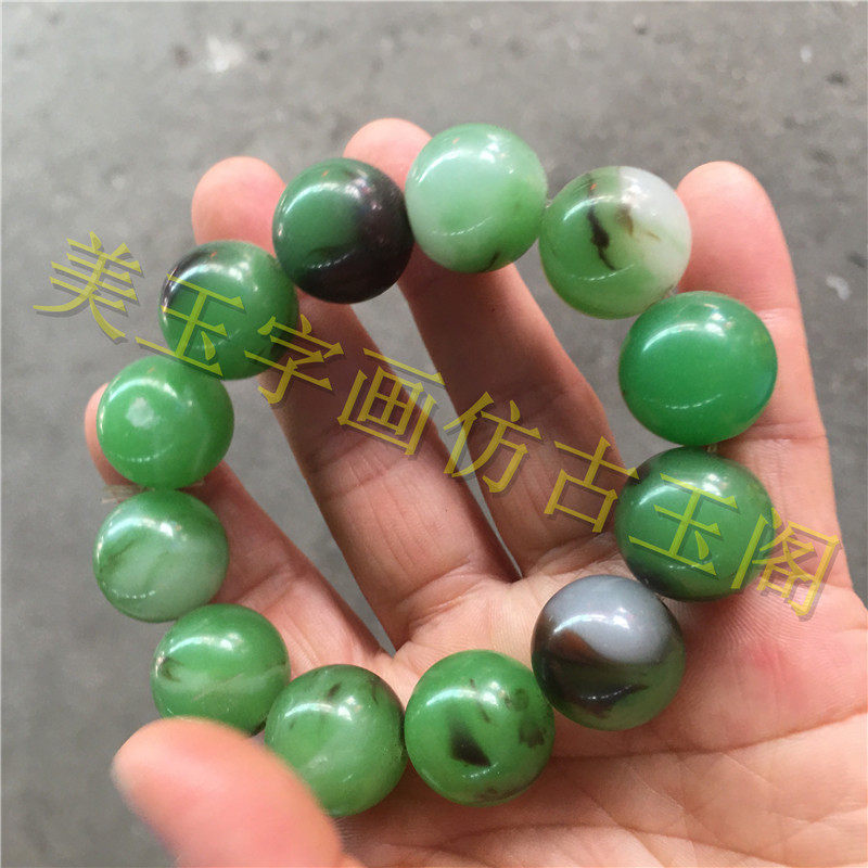 Imitation ancient jade old objects The lady's hand strung the green black and white Outer Mongolian jade to make the tricolour hand-decorated ancient play neck item