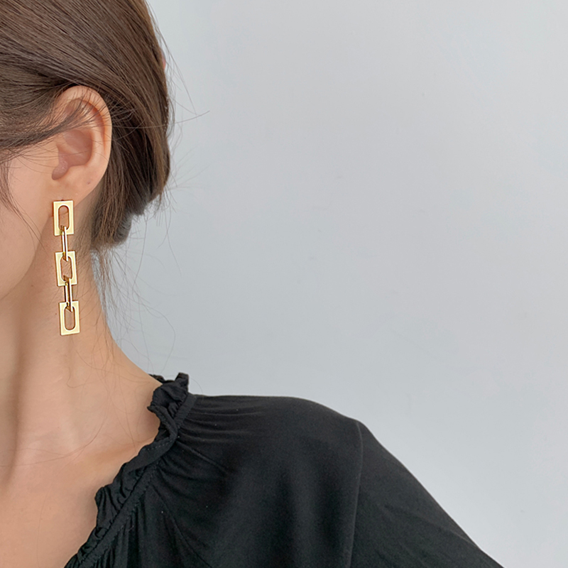 Earring temperament high-grade atmosphere 2021 new fashion women European and American retro Hong Kong style long earrings niche design sense