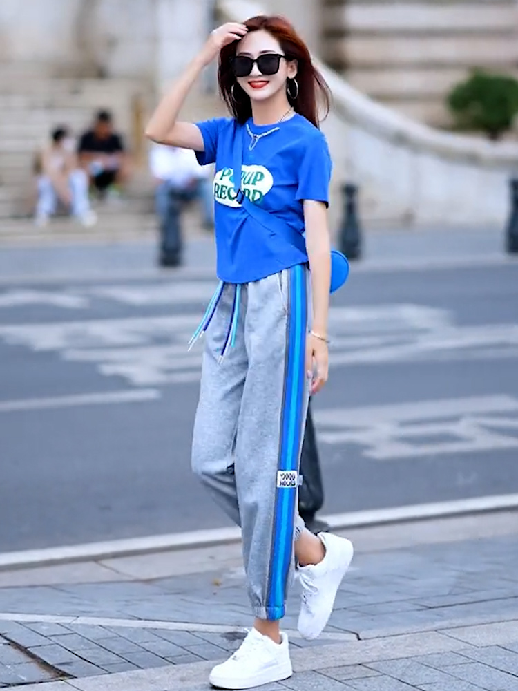 林女士穿短袖套装晨跑引路人追问链接