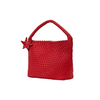 Красный, пропорциональный, среднего размера.