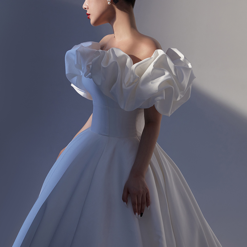 One-shoulder light main wedding dress bride 2021 New retro tailing French simple go out yarn Hepburn satin