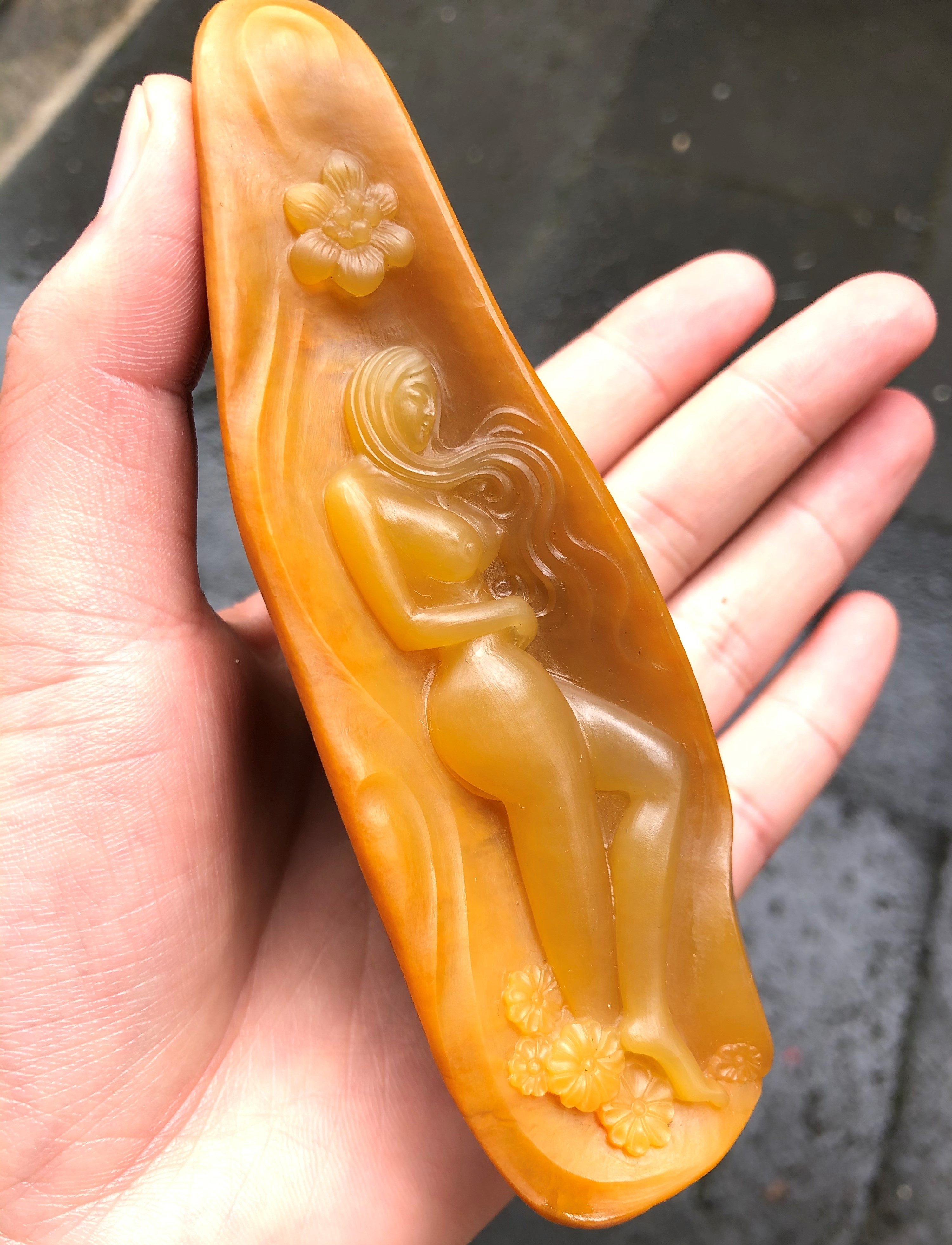 Yunnan Longling Huanglong Jade seed material Zheng Xiong master carved naked girl (encounter Noble) hand pieces