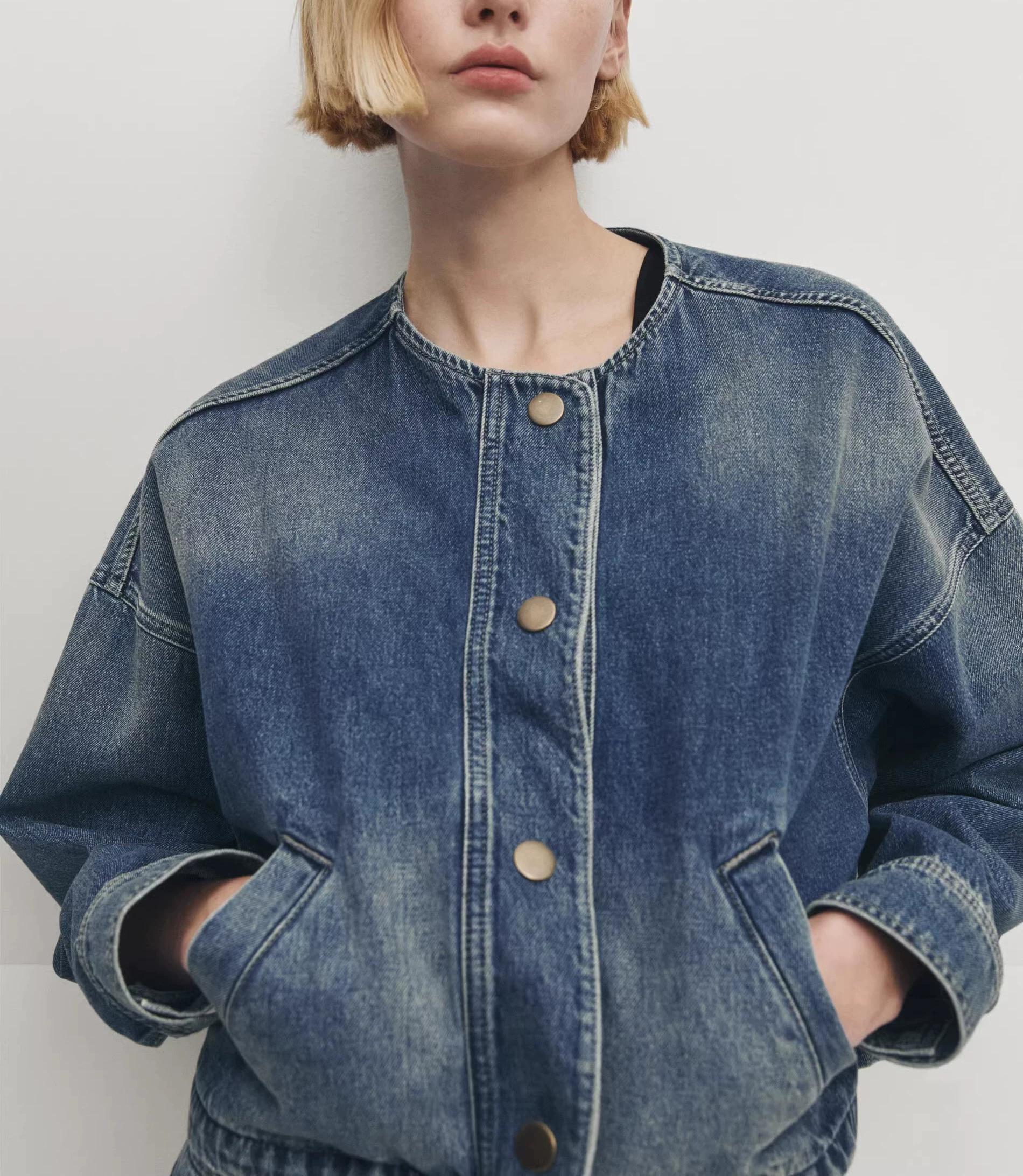 Retro blue short denim jacket with a round collar