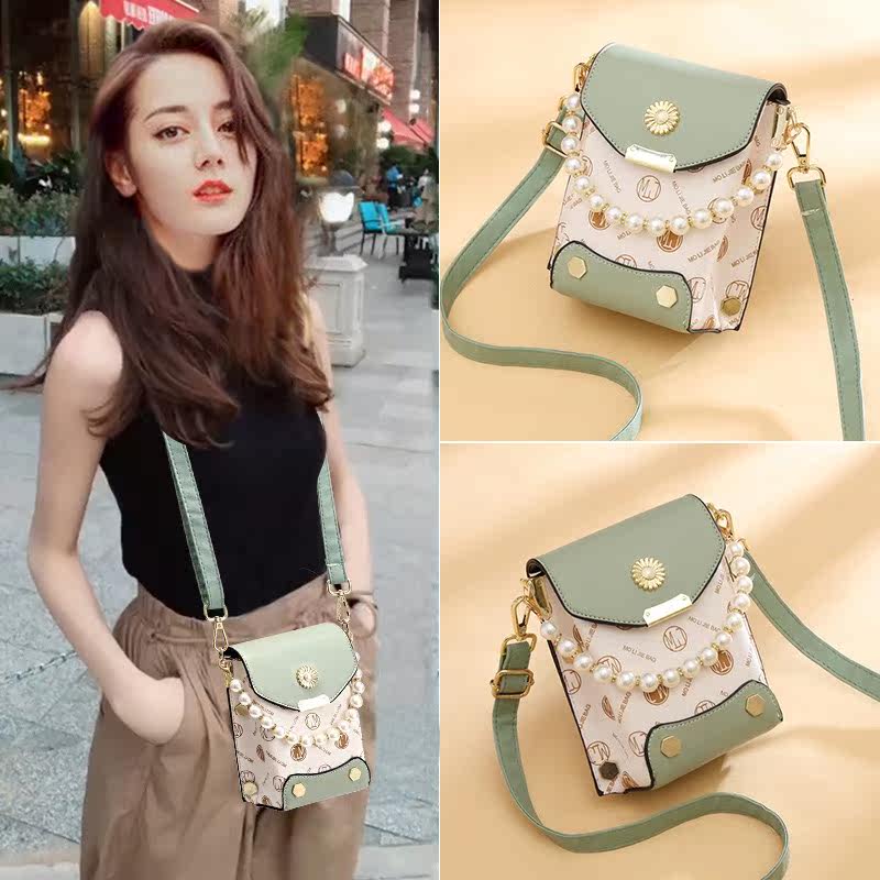 Put mobile phone bag female messenger Korean version of the new lightweight niche design wild Japanese super hot mini bag out of the street