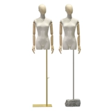 Модели магазина одежды с высоким уровнем одежды с женским женским окном с женски