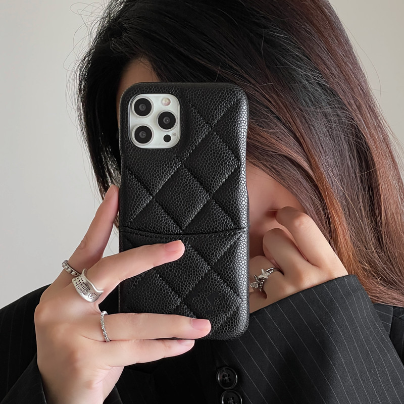 Chanel-Style Phone Case for Apple 16, New Model iPhone 15 Caviar-Pattern Leather, 17Promax High-End Feel, 14Pro Card Slot, Caviar Creative Design for Men and Women, 17Pro Simple Protective Case, Trendy