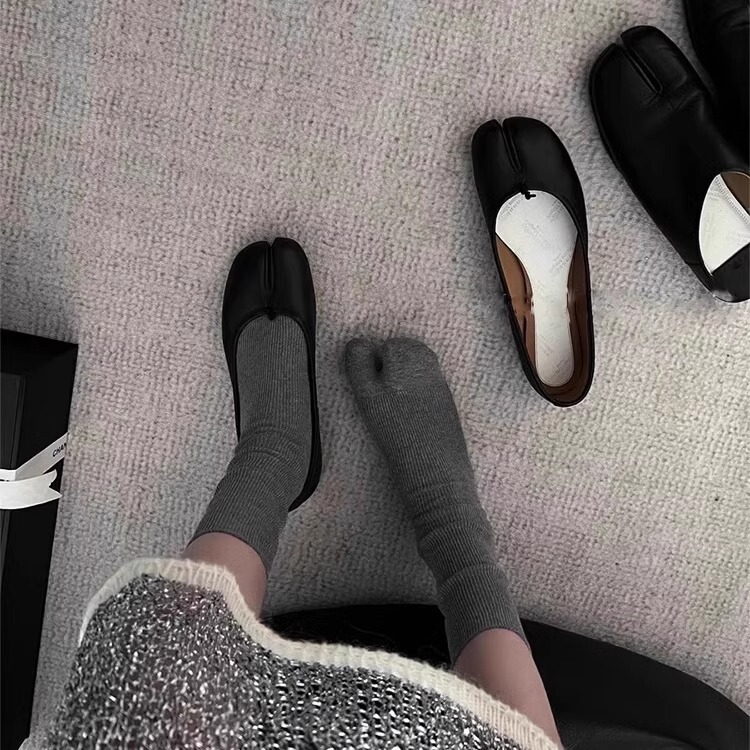Miu Dark Gray Split-Toe Socks~ Margiela's Cp Split-Toe Socks Are Trendy and Versatile! Ta Pig Hoof Shoes Bi Split-Toe Retro Style Miu Dark Gray Split-Toe Socks~ Margiela's Cp Split-Toe Socks Are Trendy and Versatile! Ta Pig Hoof Shoes Bi Split-Toe Retro Style
