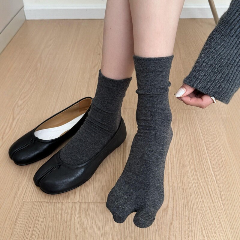 The Secret to Wearing Split-Toe Shoes Without Irritating Your Feet~ Miu-Style Split-Toe Socks for Women, Mid-Calf Socks Paired with Pig's Trotters-Style Leather Shoes
