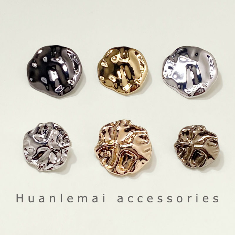 レトロな波形の金属の不規則なボタンの女性のトップス、シャネルスタイルのスーツのジャケットのシャツのボタン、シャツのボタン