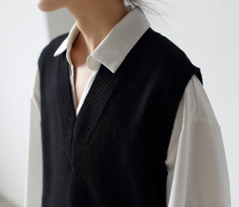 French High-End Black V-Neck Knitwear Vest for Women, New Loose-Fitting Outerwear for Spring and Autum, Chic Knitted Vest