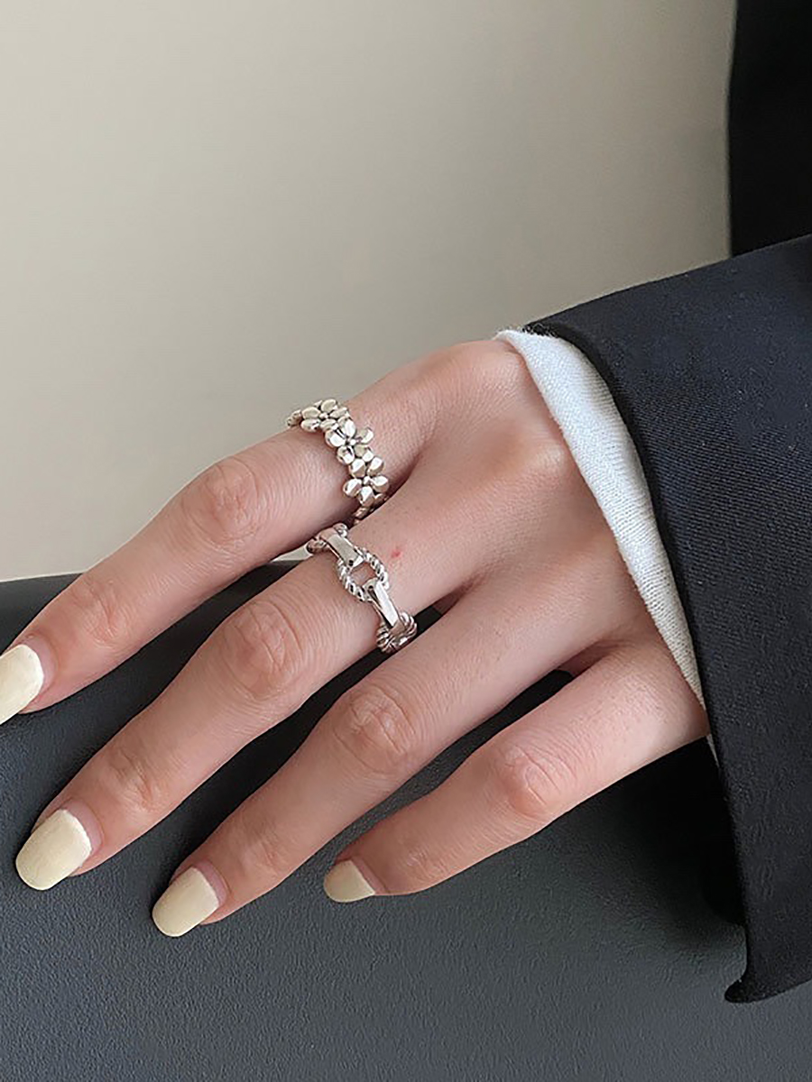 复古花朵戒指戴上关于诸例譬如换了个人