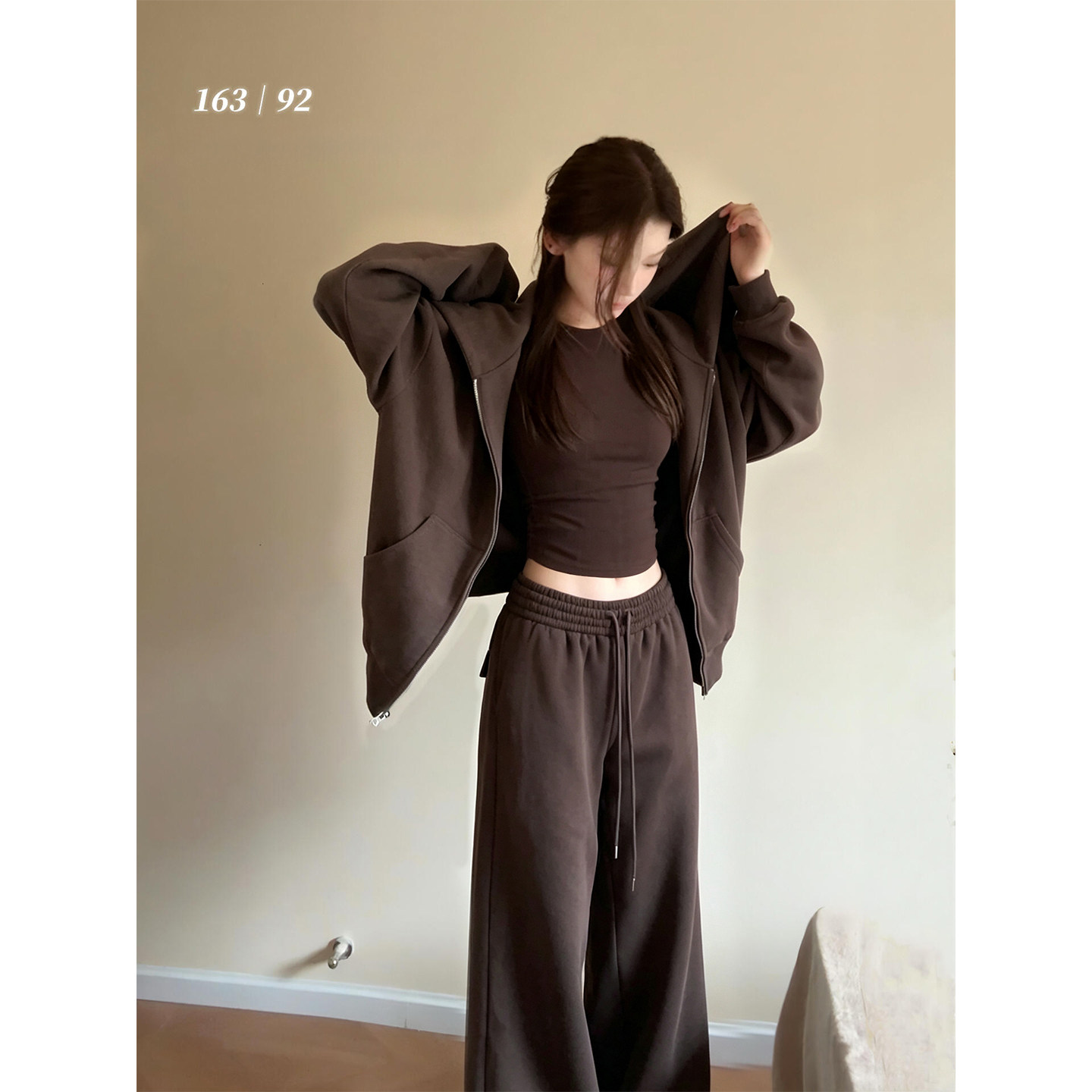 Brown sweatshirt and sweatpants tracksuit set, super stylish for autumn, Korean casual OOTD, unique and beautiful whole set.