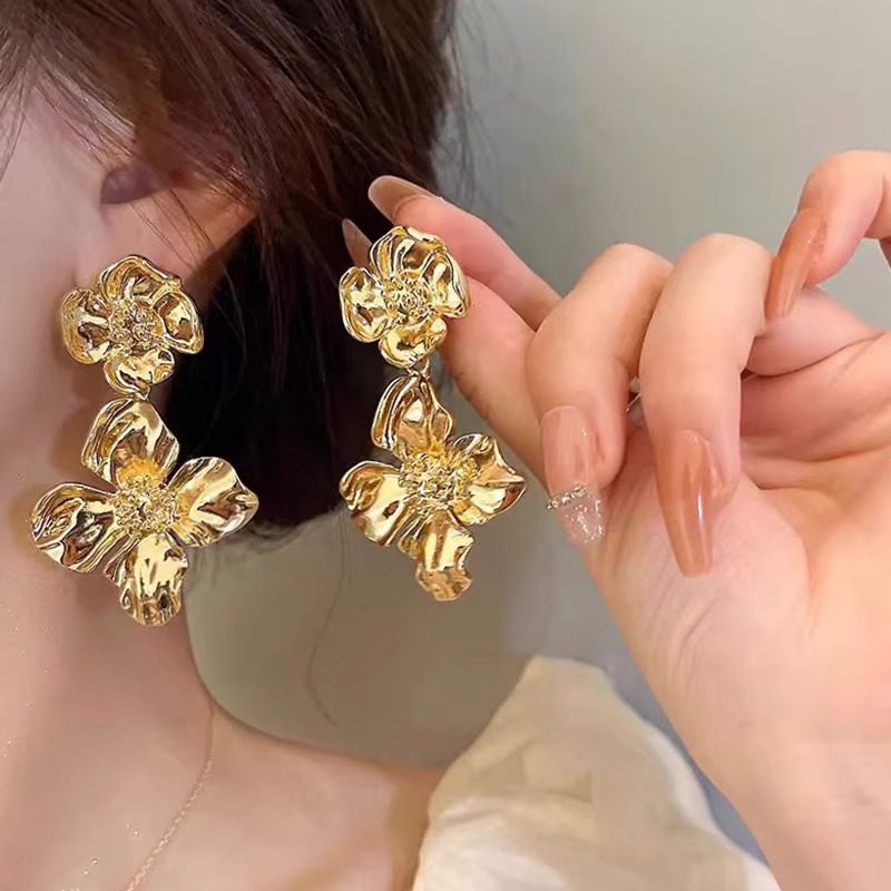 925 Silver Needle Light Luxury Gold Flower Tassel Earrings for Women, Exaggerated Metal High-End Earrings, Versatile and Elegant Ear Accessories