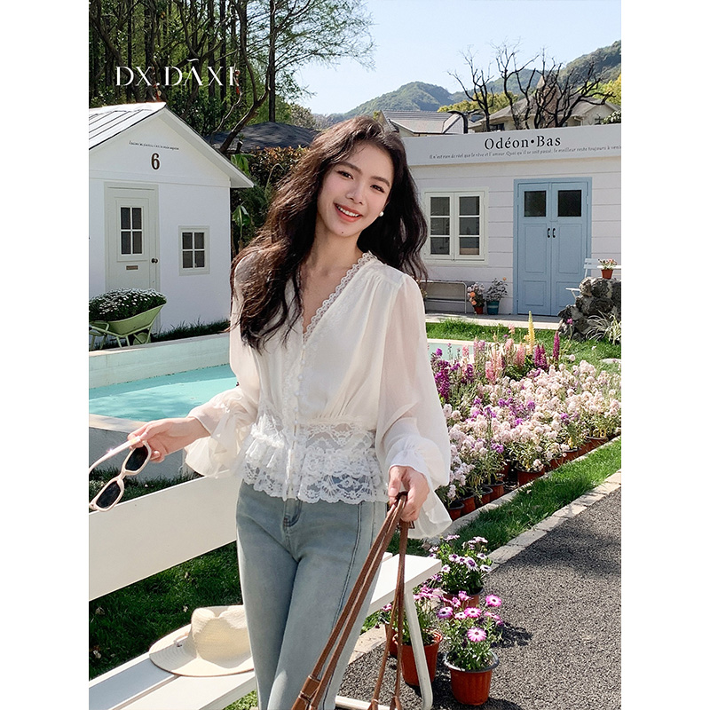 戴大喜[バレエの妖精]春の女性の白いVネック長袖シャツ、新しい優しいレースのシャツのつなぎトップス
