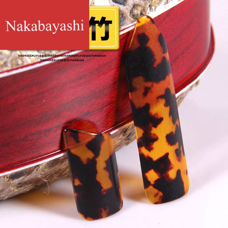 Musical instrument accessories are professionally played using three-string nail celluloid pullers in the pluck factory