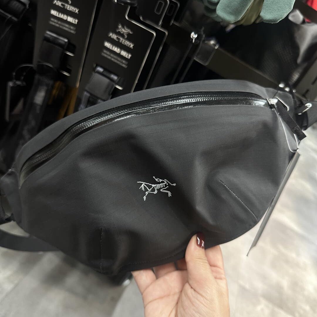 揭秘始祖鸟：这个加拿大户外品牌的传奇与价格谜团