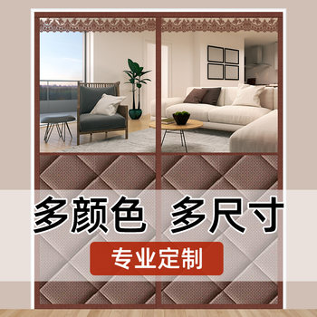 The entire magnetic strip of the quilted door curtain blocks wind and cold