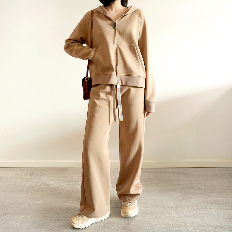 Nuancy's New Autumn and Winter Collection Features a Warm, Minimalist, Light Luxury, and Relaxed Style Outfit with a Zip-Up Sweatshirt and Wide-Leg Pants Set Nuancy's New Autumn and Winter Collection Features a Warm, Minimalist, Light Luxury, and Relaxed Style Outfit with a Zip-Up Sweatshirt and Wide-Leg Pants Set