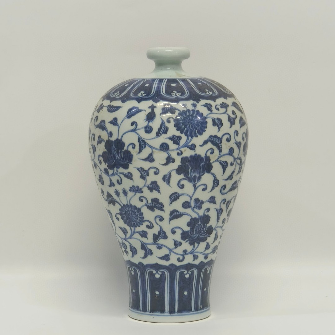 中国古美術・明宣德款青花缠枝花卉八方蒜头瓶・青花磁・純手描き・陶芸・花瓶・文房 中国古美術・明宣德款青花缠枝花卉八方蒜头瓶・青花磁・純
