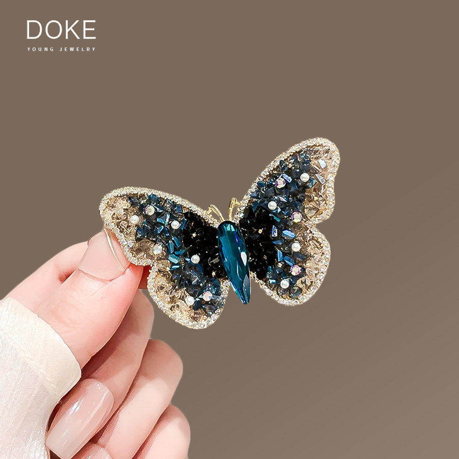 Natural crystal butterfly brooch, high-end women's niche vintage brooch, elegant suit corsage, sophisticated clothing accessory.
