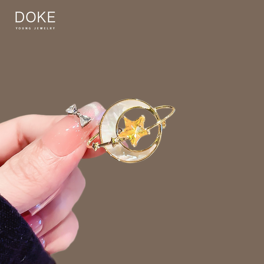 Fashionable mother-of-pearl star and moon brooches, unique design pins for men and women, exquisite and elegant corsages, clothing accessories.