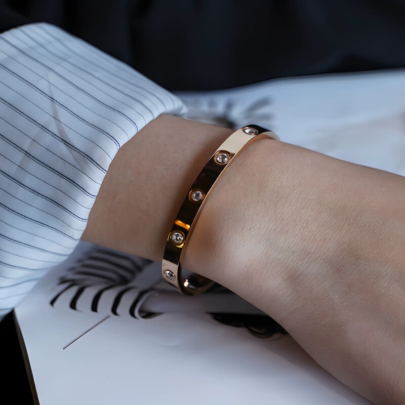 Niche Design 18K Rose Gold Screw-Style Couple Bracelets, Fashionable and Simple Jewelry for Men and Women, Classic Love Bracelets